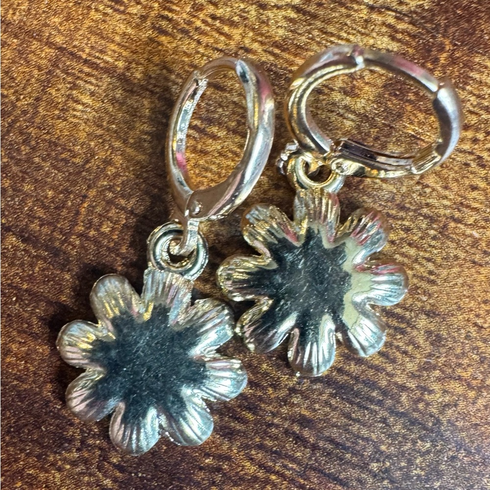 Goldtone Daisy Earrings and Heart Bracelet Set - Picture 4 of 4